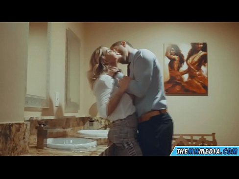 ❤️ Quando una bionda formosa ti seduce in un bagno pubblico Video di sessoal it.passenger33.ru ️❤